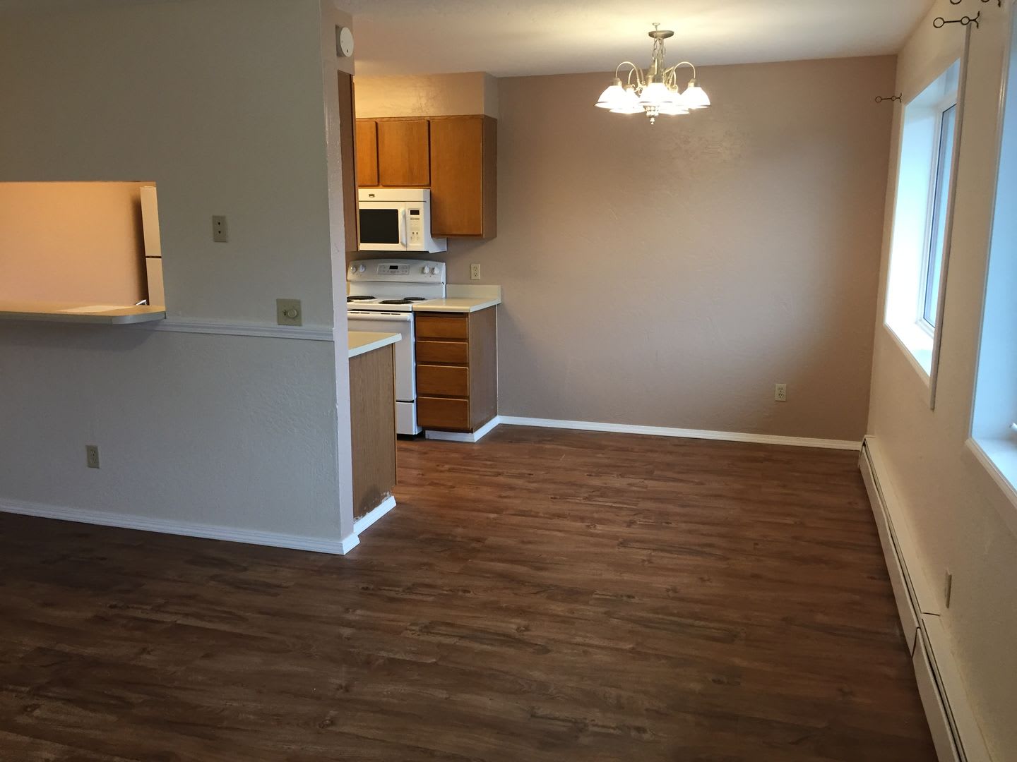2 Bed/1Ba Apartment, tenant only pays electric – photo 3