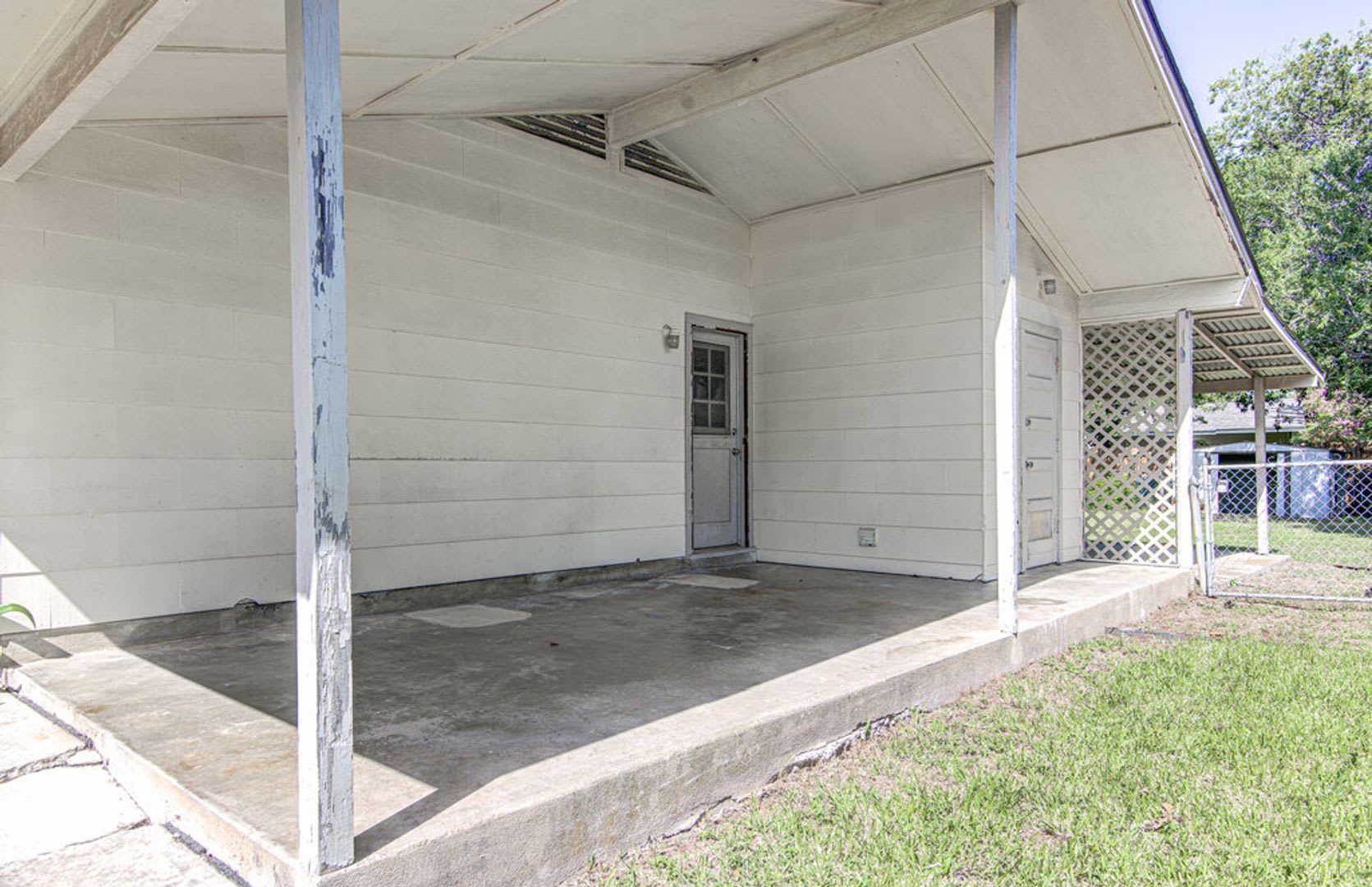 **THREE WEEKS FREE RENT!!** Charming 3-Bedroom Home with Spacious Backyard in North Austin! – photo 3