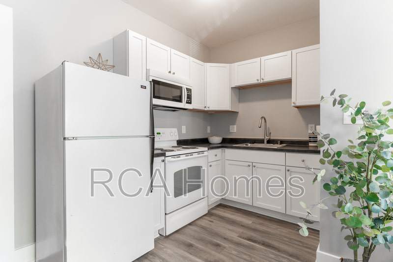 2831 North Kenwood Avenue – photo 2