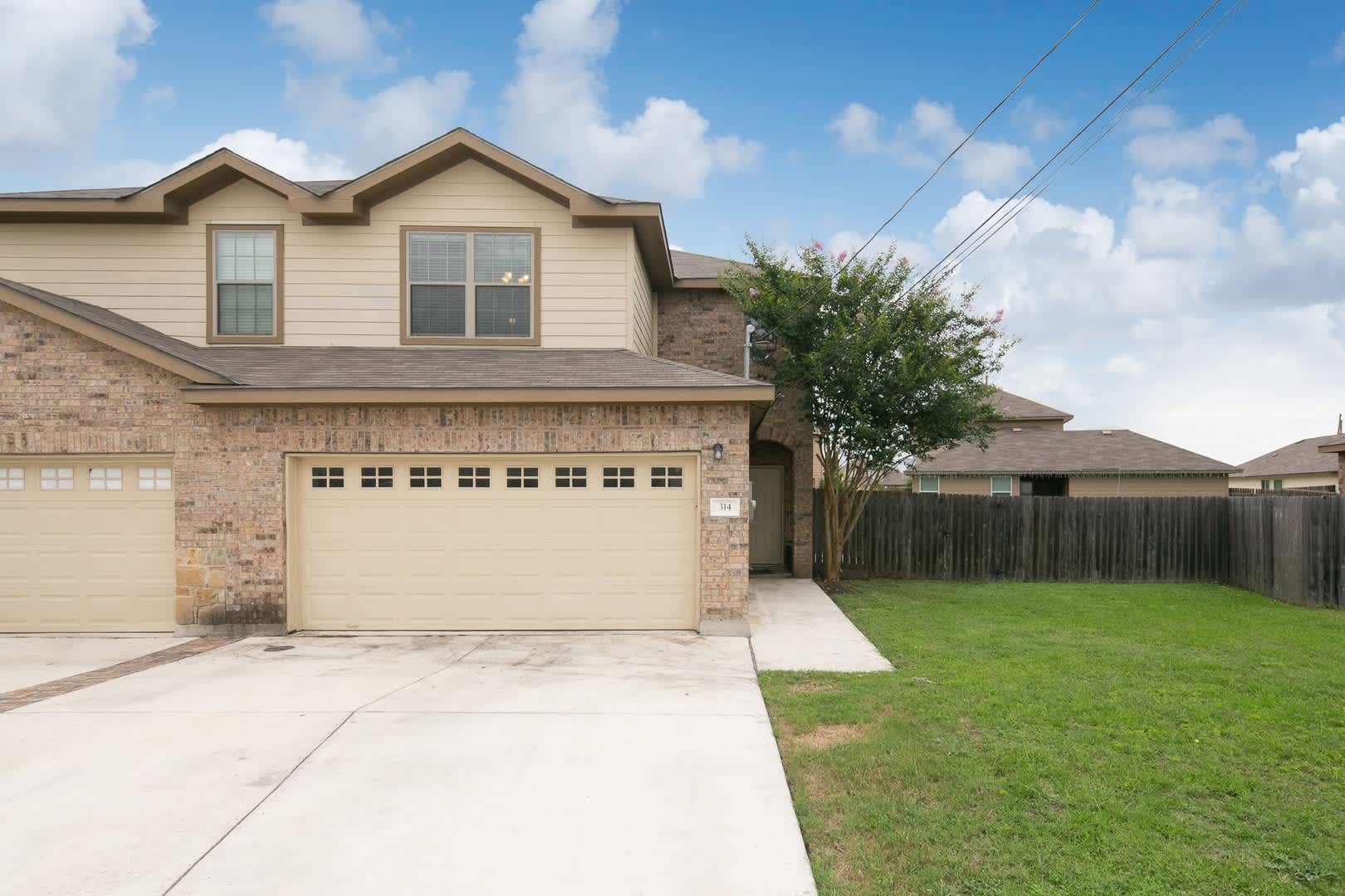 Available Now Beautiful 3 Bedroom Duplex Located In New Braunfels Texas – photo 1
