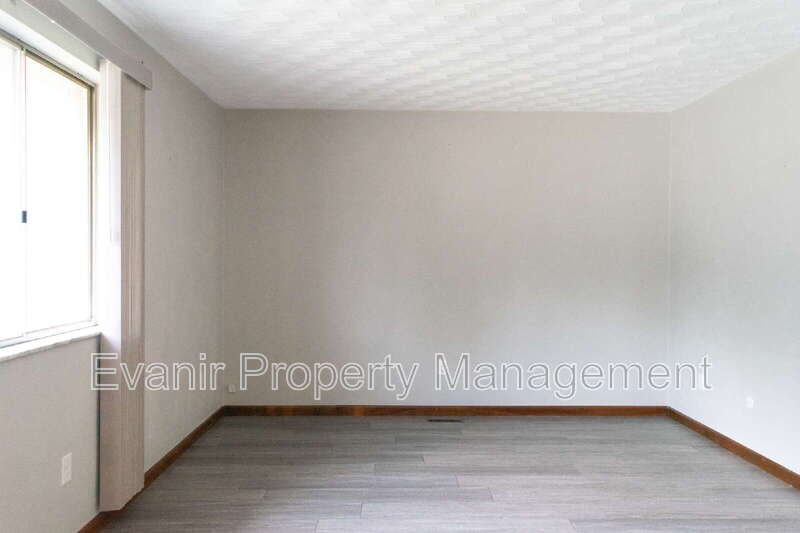 3164 Honeysuckle Rd – photo 3