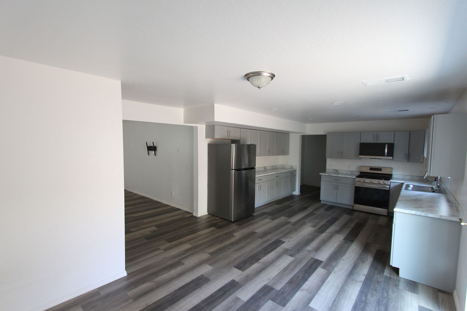 Modern 3 Bedroom Home In East Flagstaff With Loft A C – photo 1