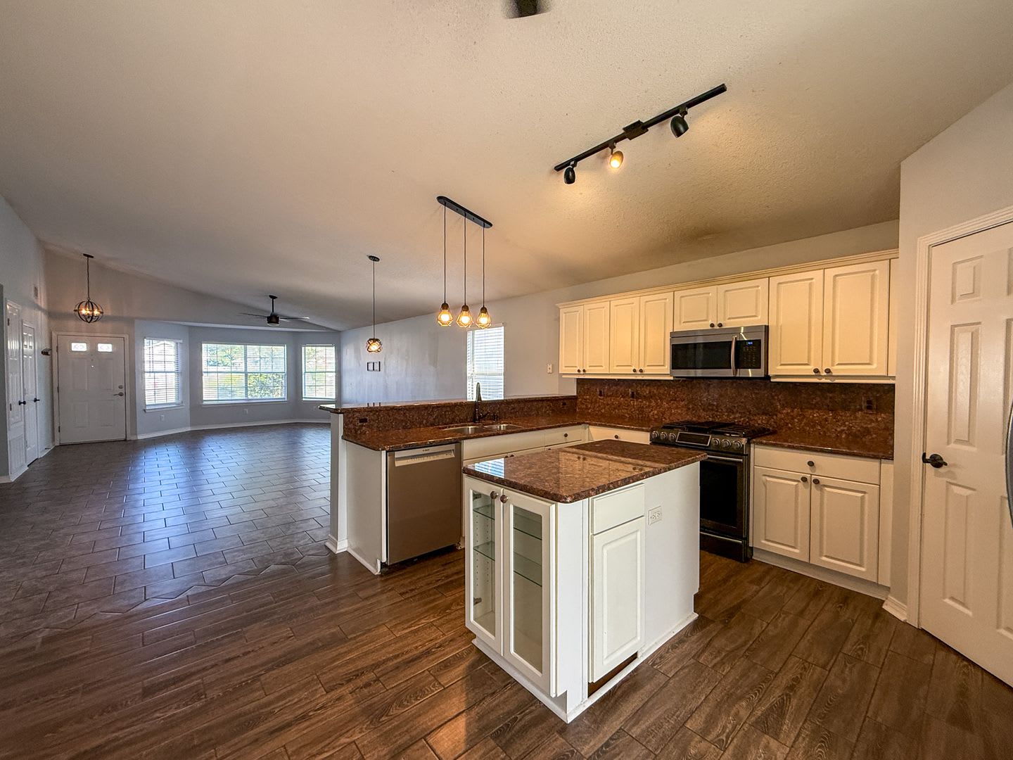 Charming 3 Bedroom Home with Pergola, Fenced Backyard & Washer/Dryer Included! – photo 2