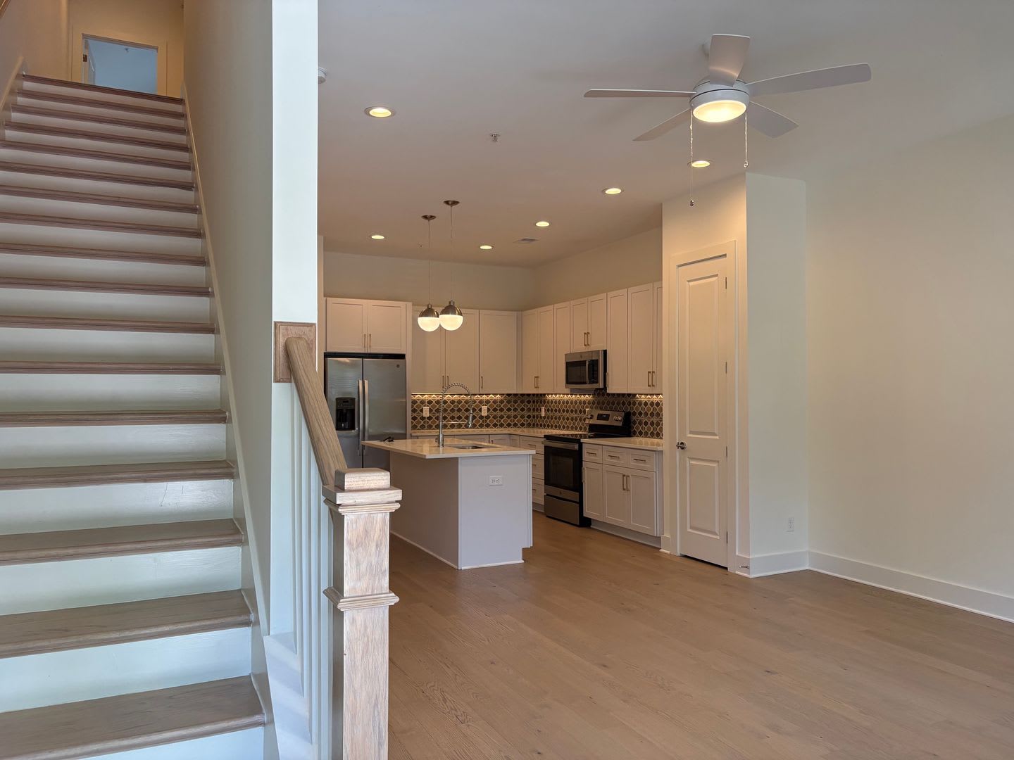 Beautiful 2/2.5 townhome near downtown Franklin available! – photo 2
