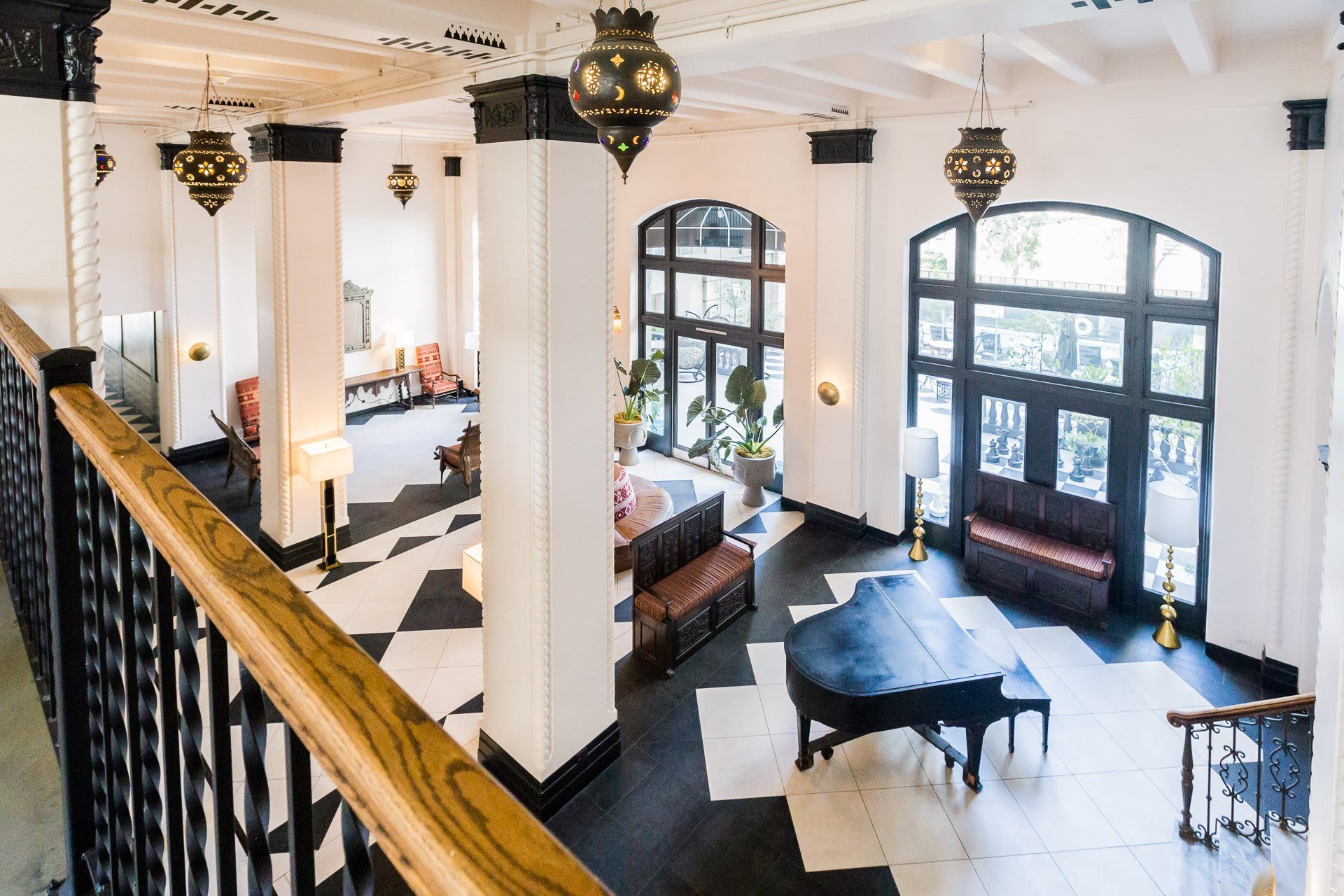 Wilshire Royale Apartments – photo 2