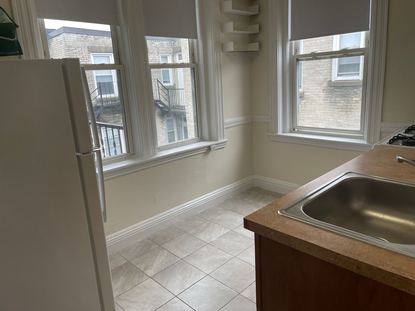 Brighton Near St Es Hospital and T stop 3rd Floor Super sunny spacious 2 bed Nice Place! – photo 3