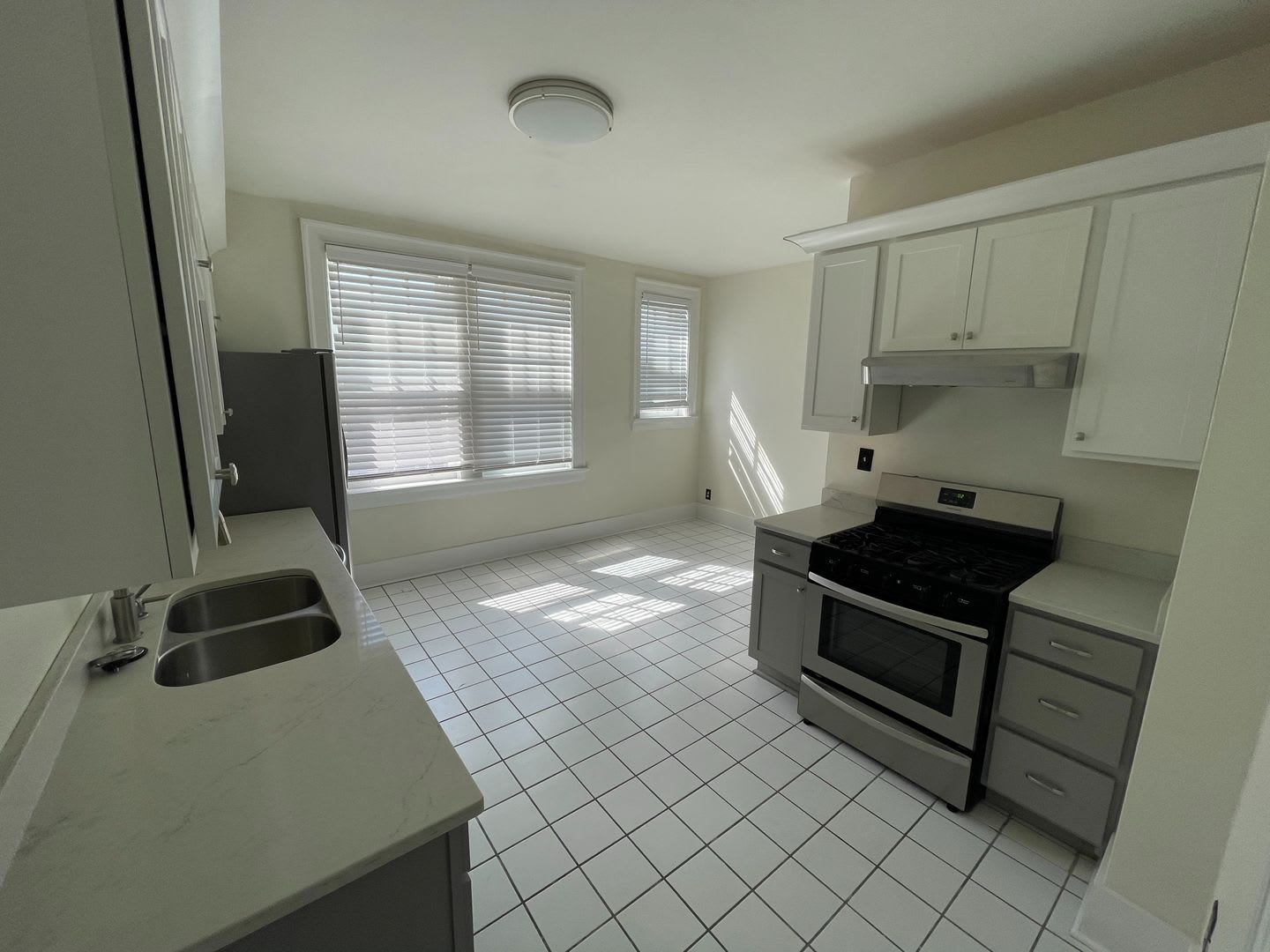 Large 3 Bedroom w/sunroom in Herron Morton 2200/Sq. Ft. – photo 2