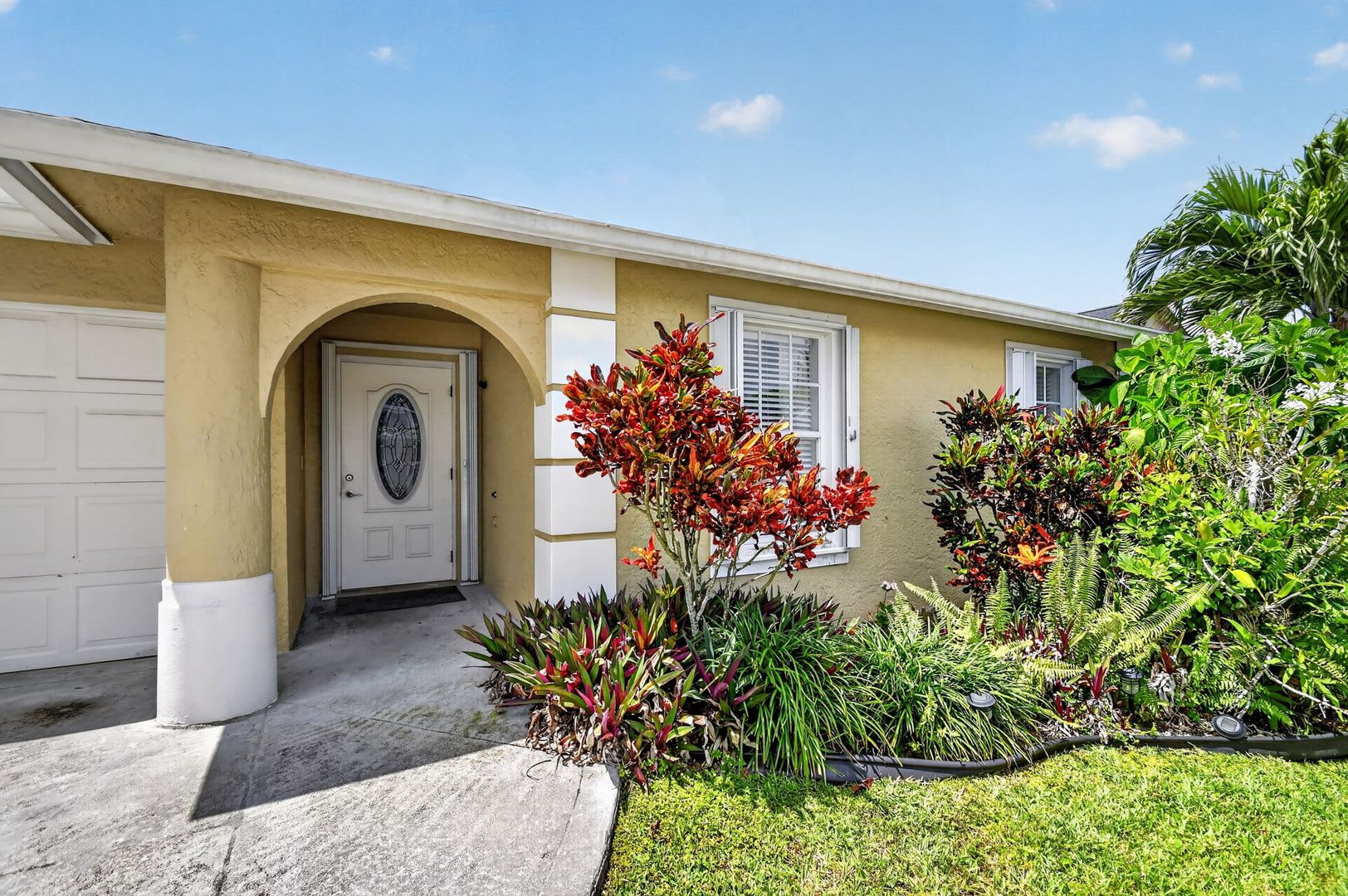 Sophisticated 3BD/2BA Furnished Single-Family Home in the Heart of Greenacres Gated Community – photo 2