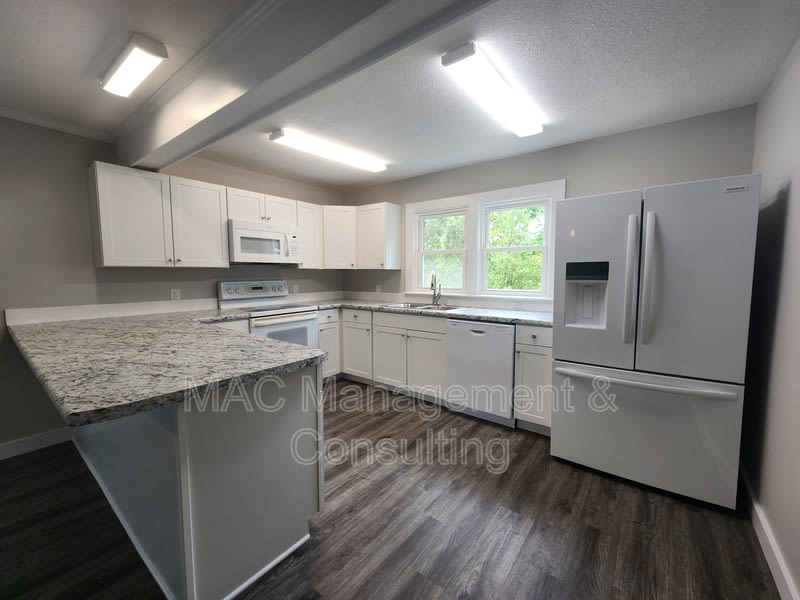1067 Crescent Drive – photo 2