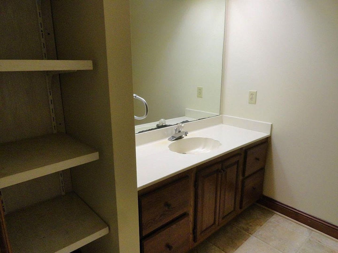 Room In 3 Bedroom Home At Grove Ave – photo 2