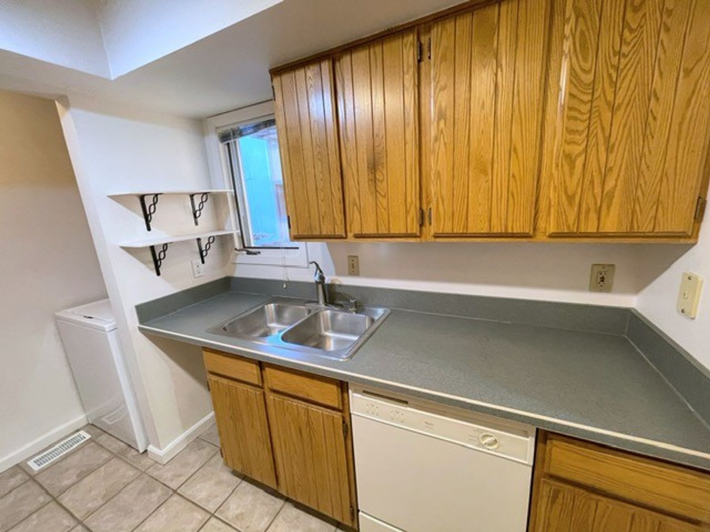 Beautiful Two Bedroom Condo in South Anchorage – photo 5