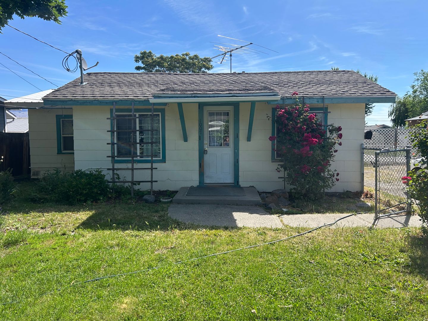 Charming 2 Bedroom Home With Spacious Yard – photo 1