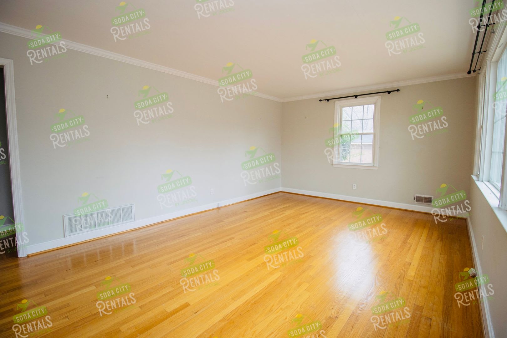Charming Shandon Corner Lot Home – Hardwood Floors, Fenced Yard! – photo 4