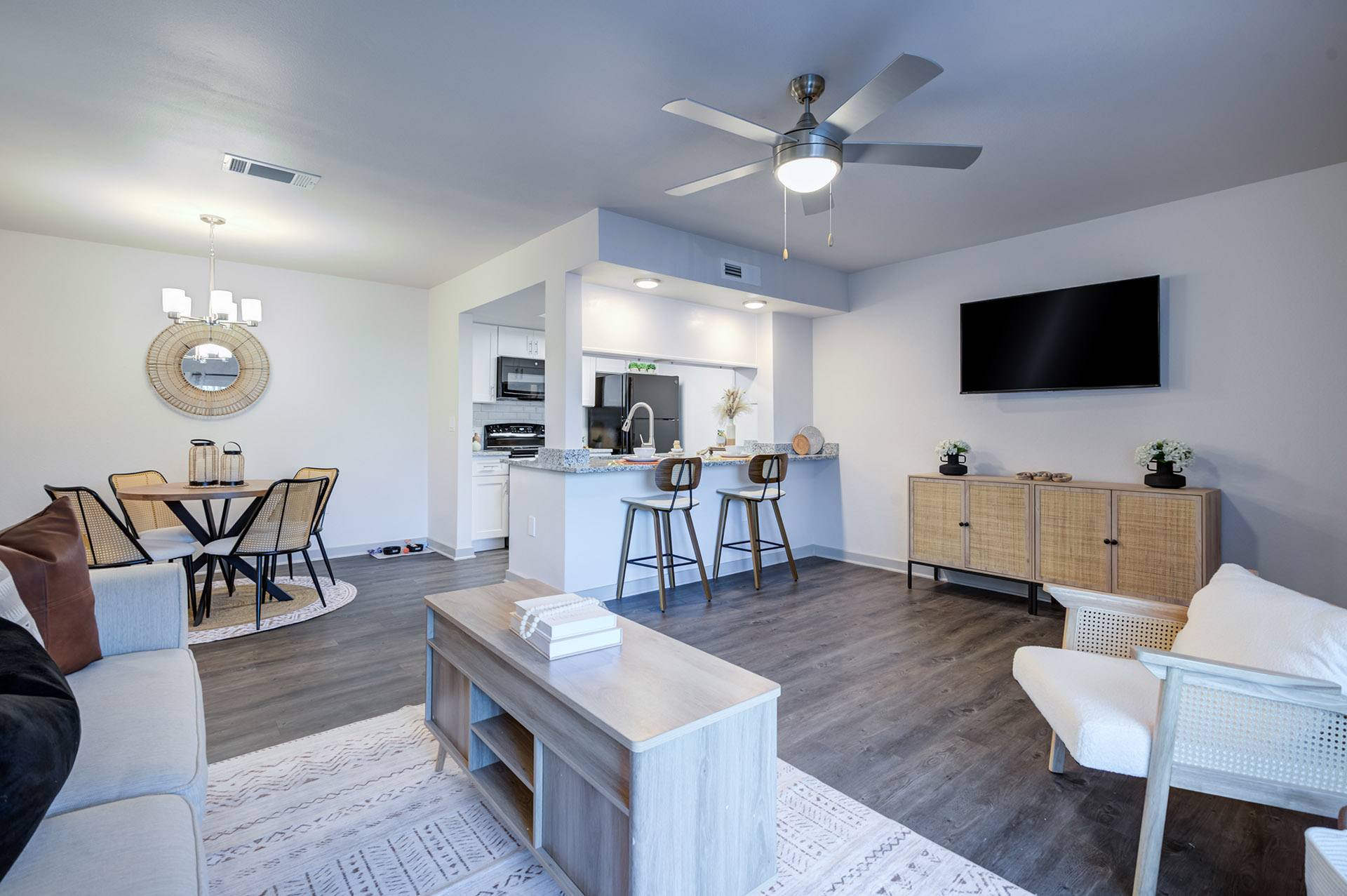 L Estancia Apartment Homes – photo 5