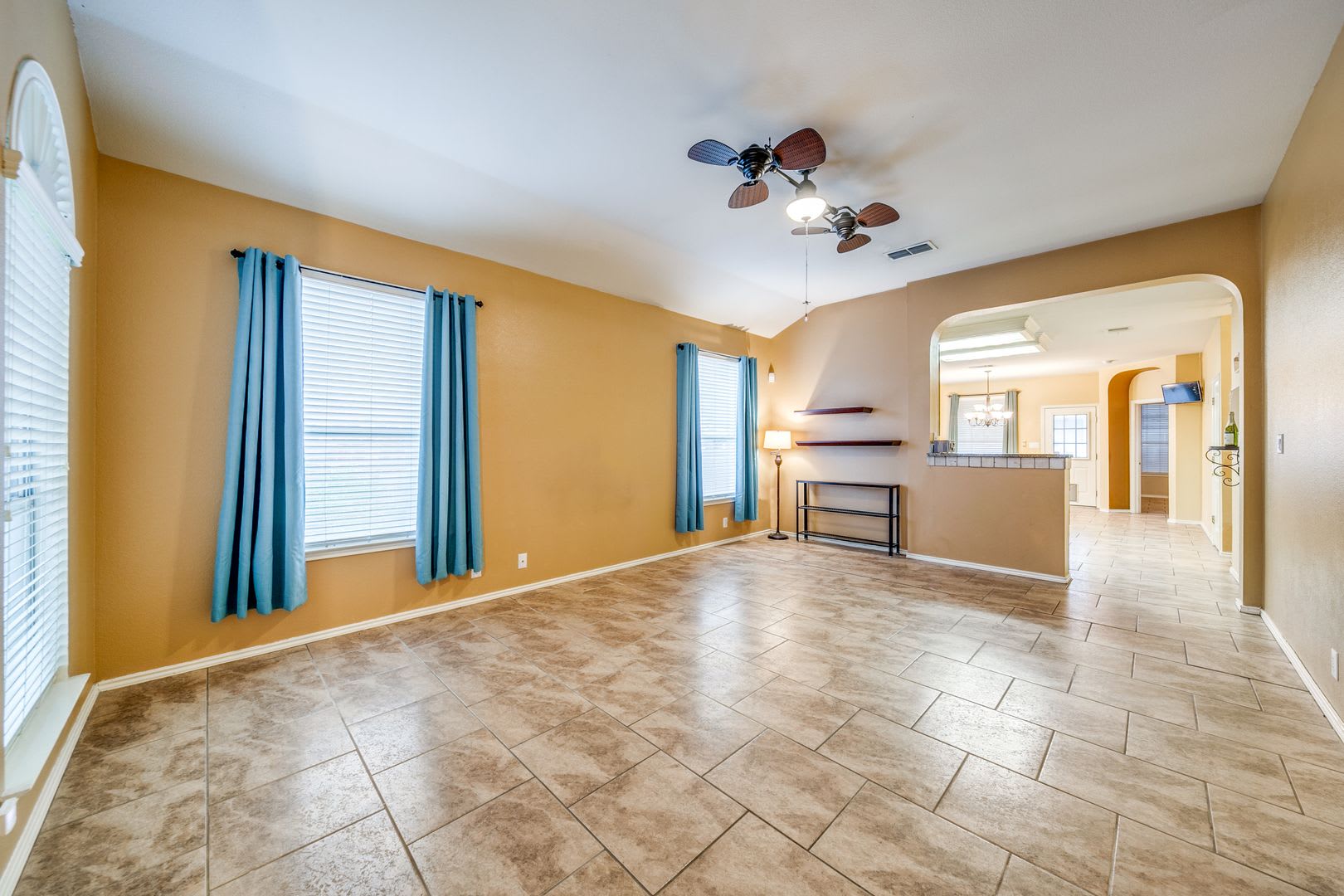 3-BEDROOM, SINGLE-STORY HOME IN CIBOLO – photo 5