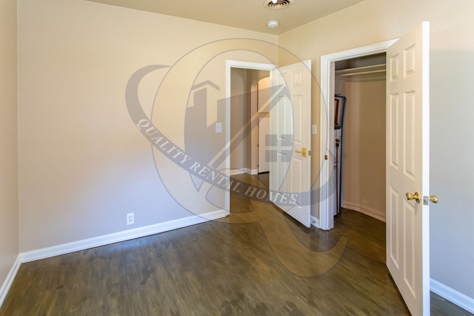 Well-maintained, Updated 2-bedroom home on double lot. – photo 4