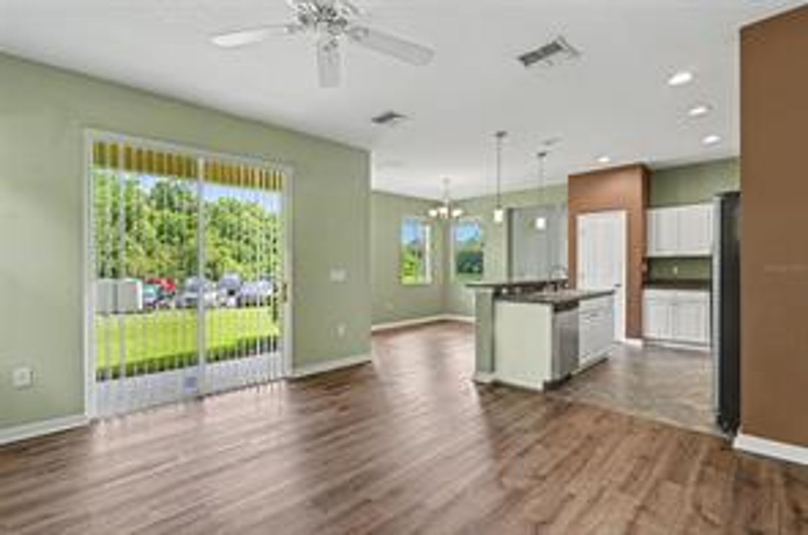 Spacious 3 Bedroom / 2.5 Bath Townhouse at Preserve at Eagle Lake – photo 4