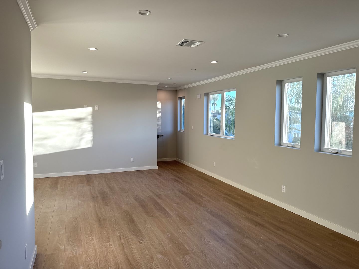New building, 3 story townhouse, 2+2.5, gated, 2 balconies, great natural light, Secure parking – photo 3