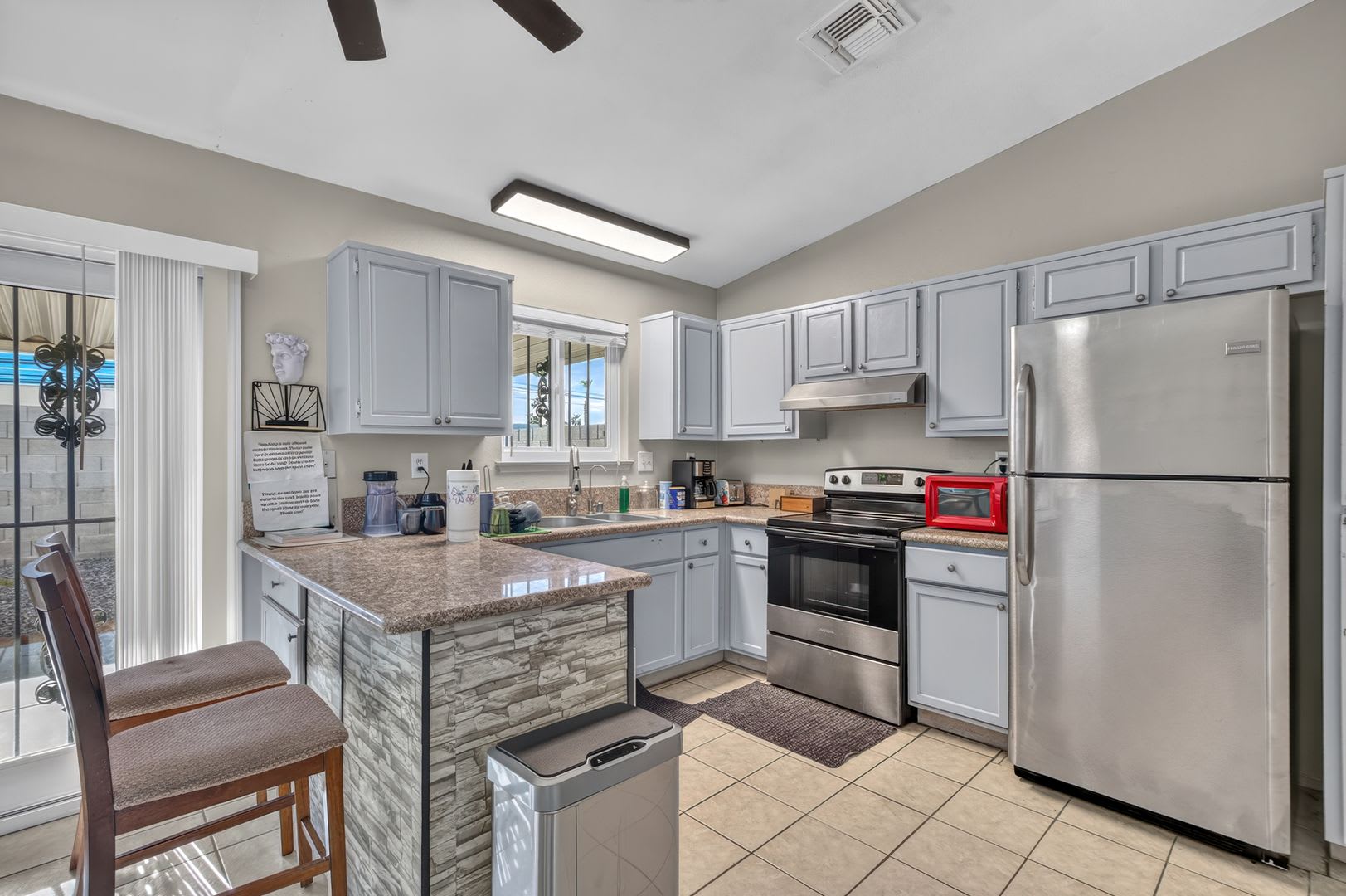 BEAUTIFUL SINGLE-STORY HOME LOCATED IN LAS VEGAS – photo 1