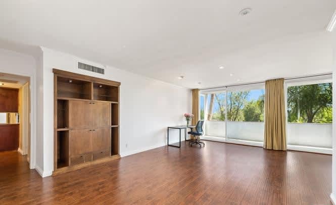 4915 Tyrone Ave – photo 5