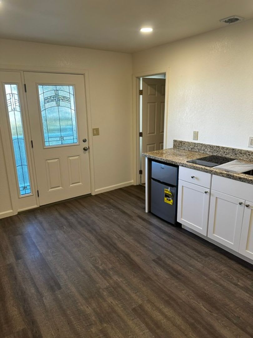 Freshly Renovated Studio Apartment W Utilities Included – photo 5