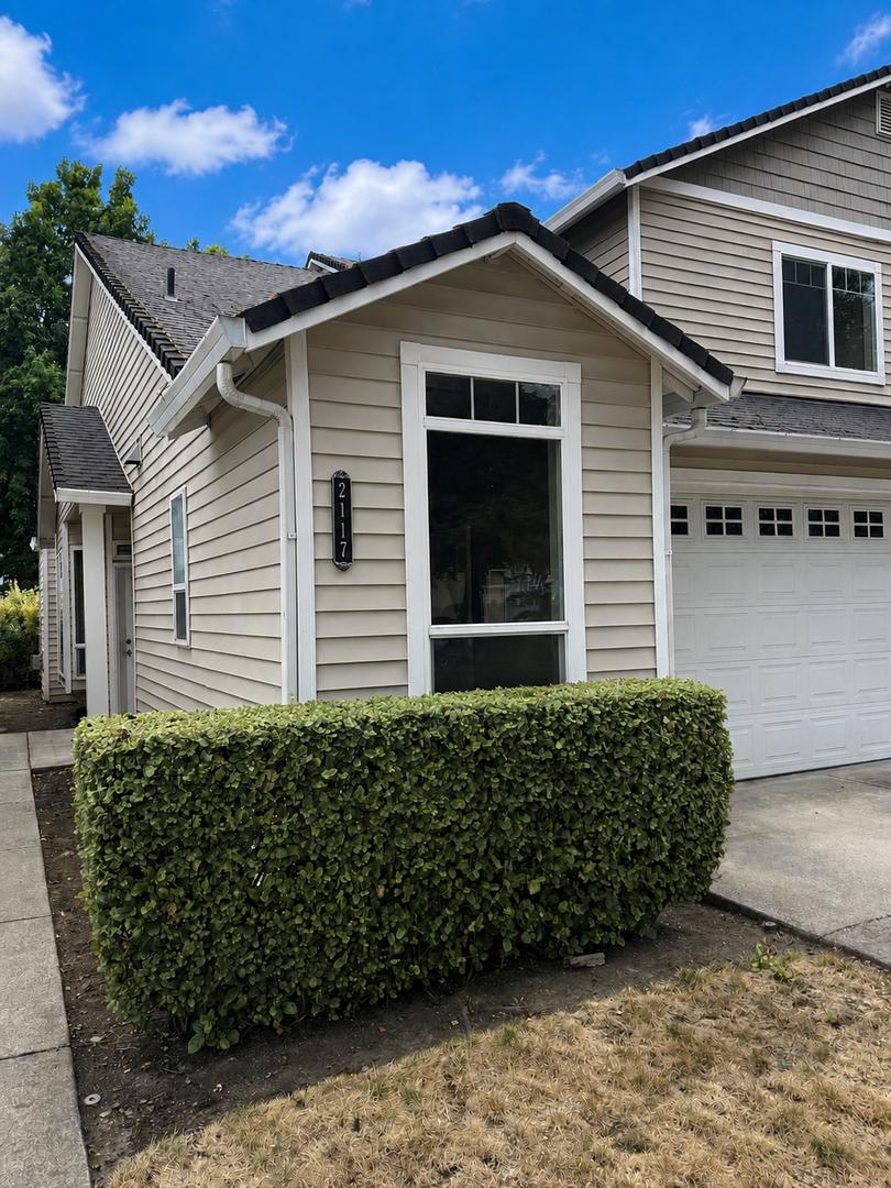 Spacious 3-Bedroom Vancouver Home with New Carpet & 2-Car Garage – photo 2