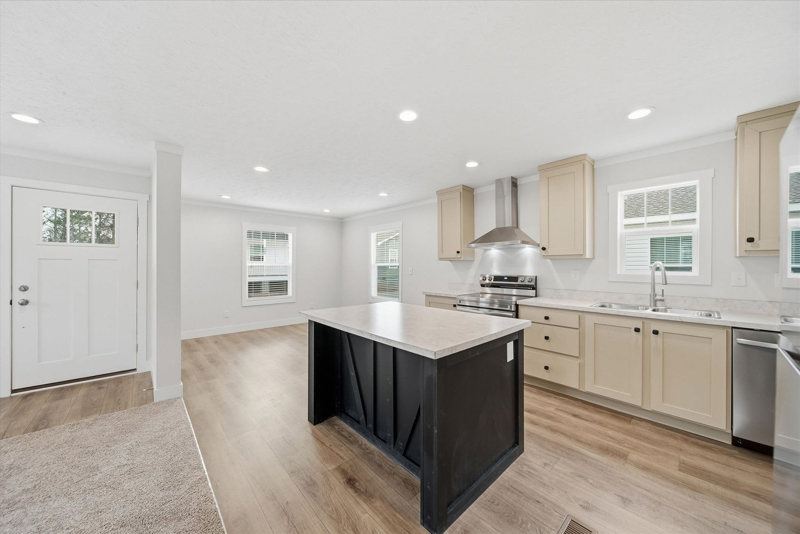 3 Bed / 2 Bath Home in Hickory FOR RENT Pet Friendly! Unit 2 – photo 3