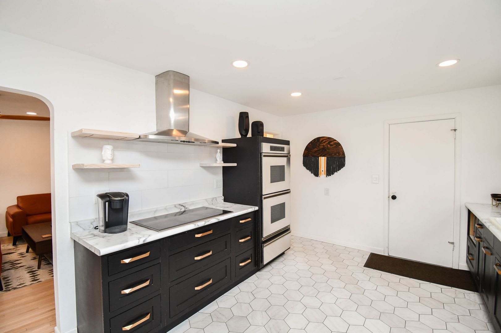 Stylish Furnished Duplex with Modern Finishes and Garage! Short-Term Available! – photo 5