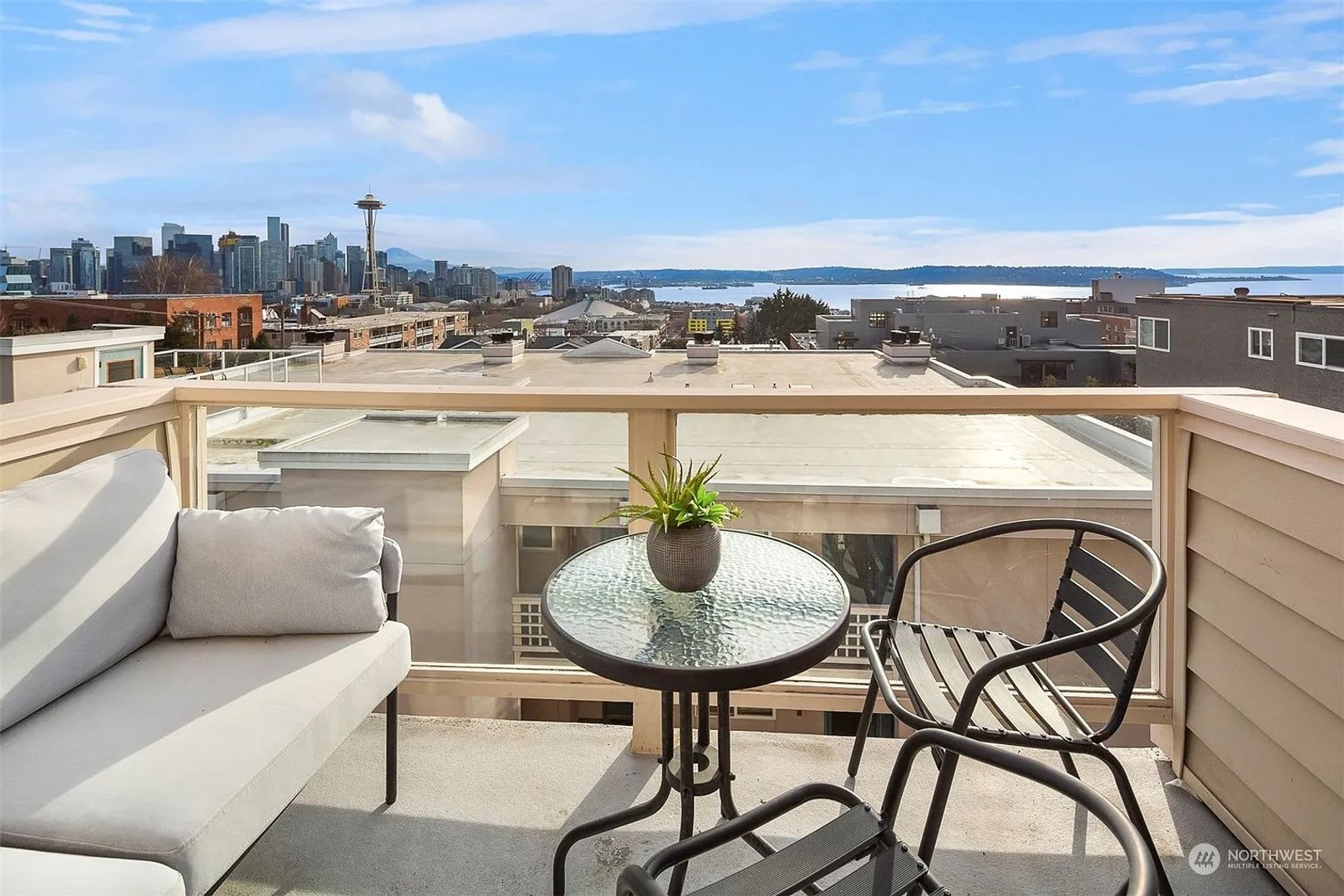 Top Floor Corner Condo With Spectacular Views Of The Space Needle Two Parking Spaces – photo 2