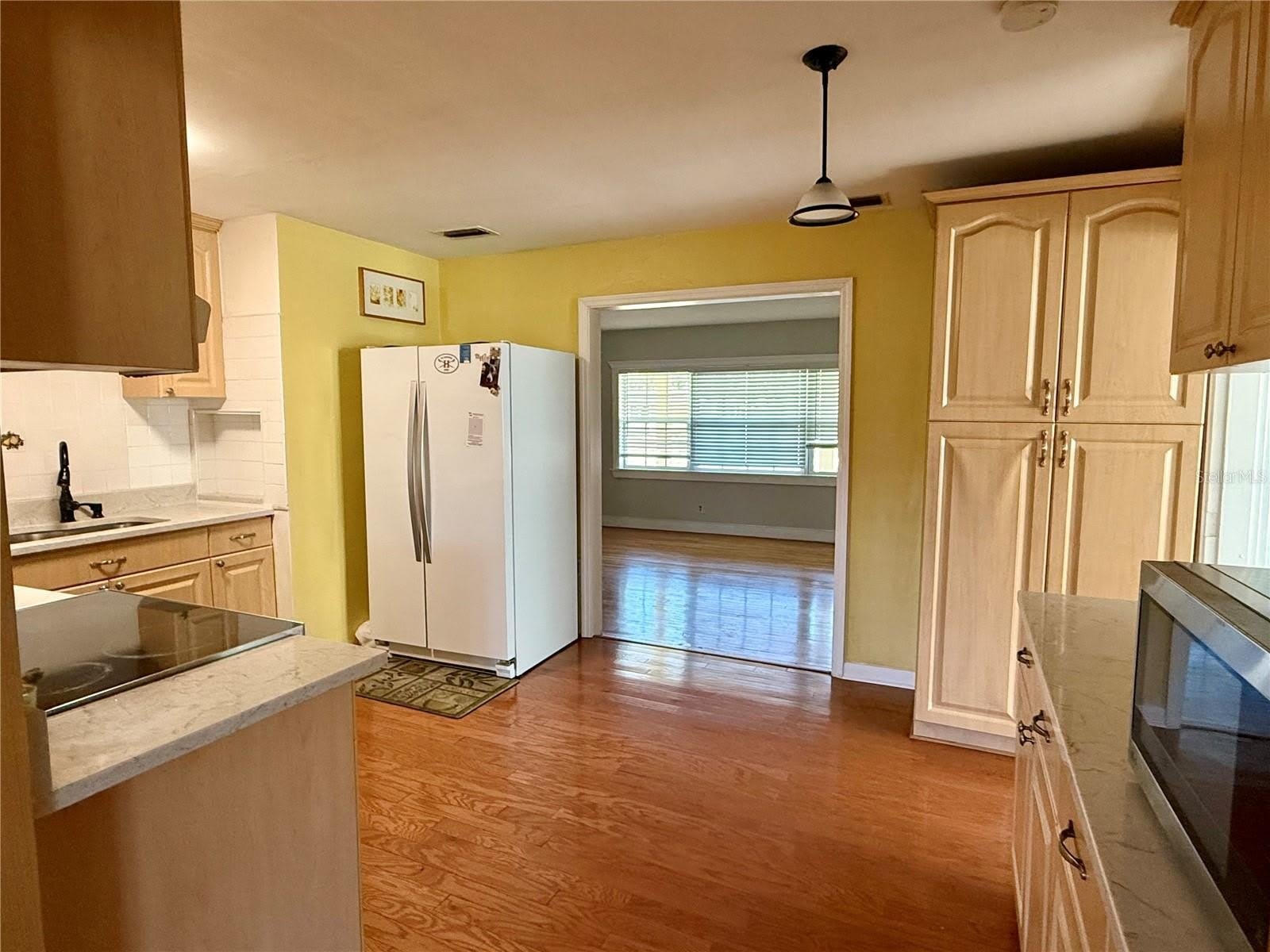 4313 S HUBERT Avenue – photo 5