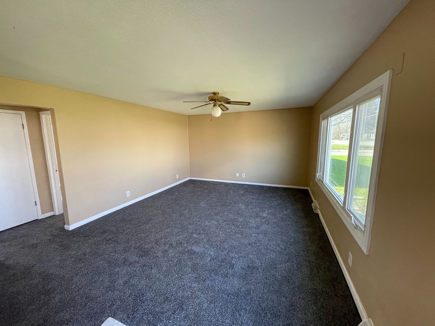 Spacious 2-Bedroom Home with Garage & Large Backyard in Silvis! – photo 4