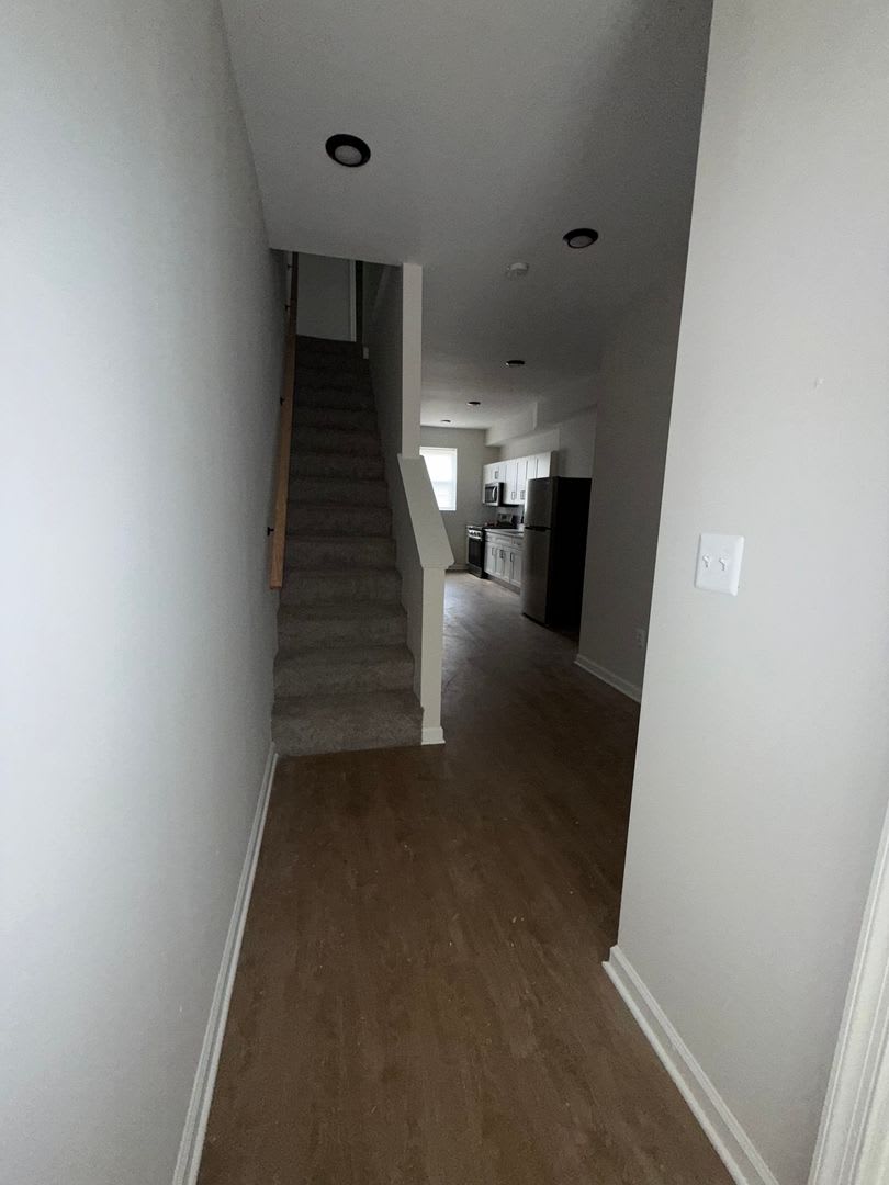 Newly Renovated Townhouse – photo 2