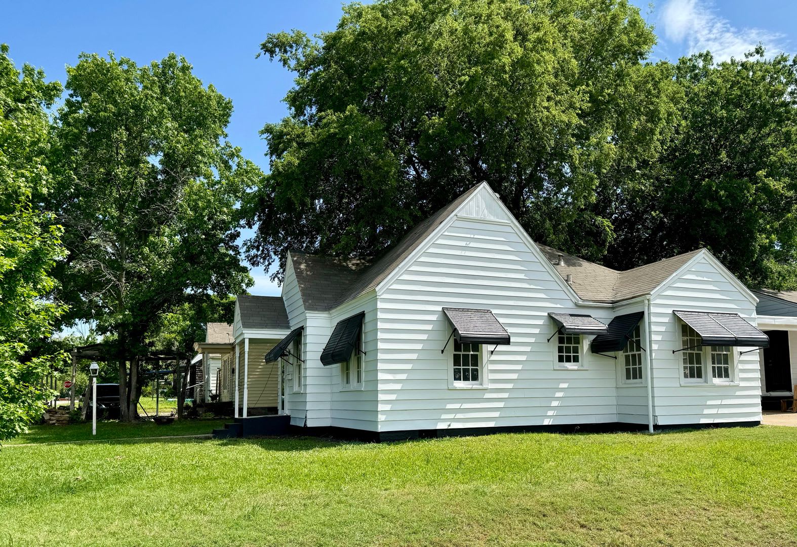 2 Bedroom 1 Bath with Hardwoods for Rent – photo 2