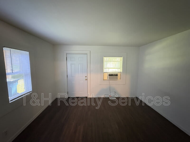 4348 Crittenden Avenue – photo 5