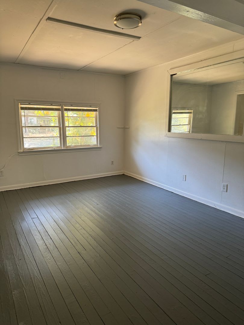 3 bedroom 1 bath house with a large back yard! Available now! – photo 3