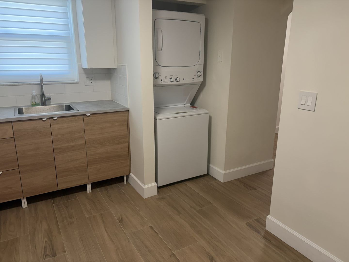 Prestigous Townhome in Colonial Townhouses – photo 4