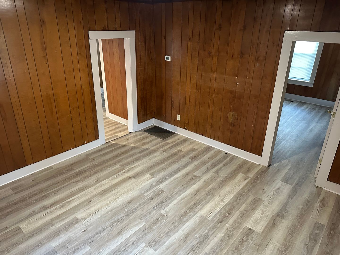 Available Now! Spacious 2 Bedroom, 1 Bathroom Home with Bonus Room & Huge Backyard – photo 4