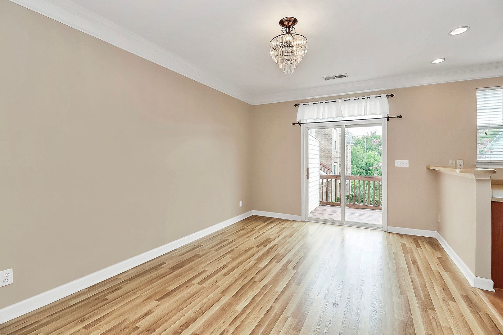 Beautiful End-Unit Townhome on a Prime Location! – photo 5