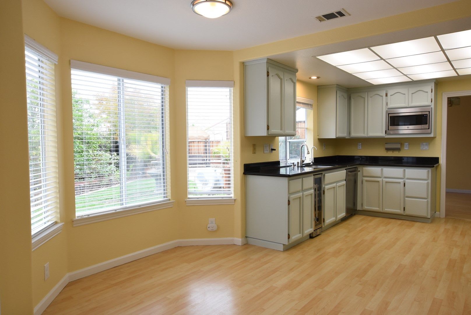 Beautiful 4 Bedroom 3 Bath Evergreen Home with Stunning Spacious Backyard! – photo 3
