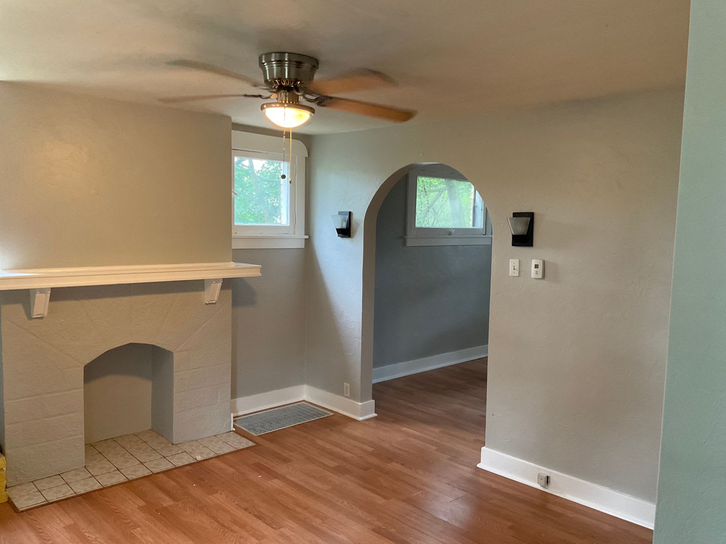 Charming, Character-Filled 2 Bedroom in Brentwood – Freshly Updated & Move-In Ready – photo 3