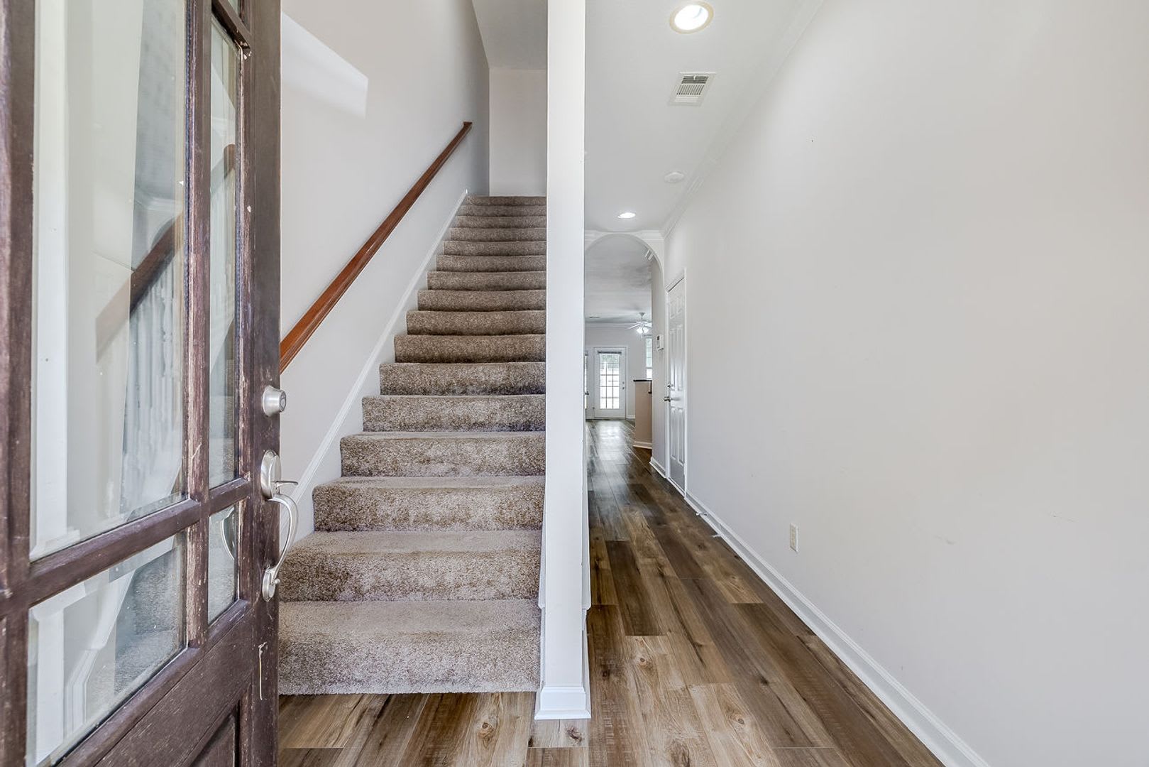 3-Bedroom End-Unit Townhome in Gated Weslyn Park – photo 3