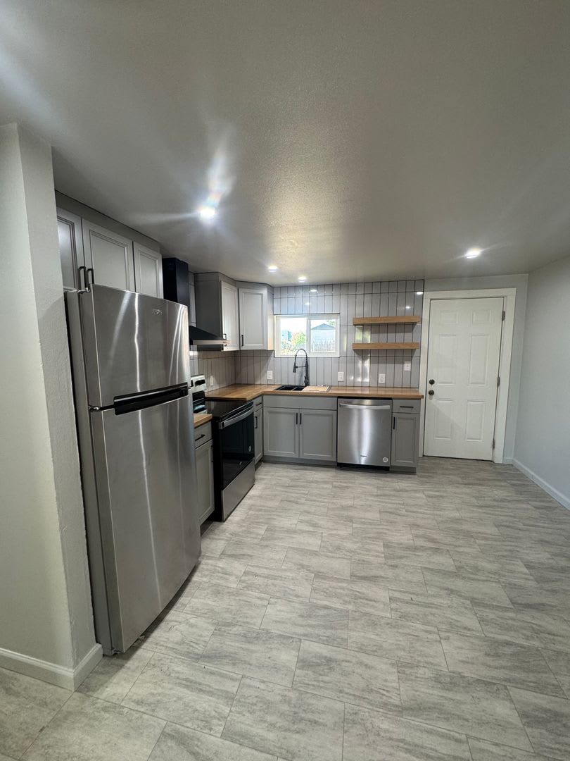 3 BED 1 BATH HOUSE WITH A FENCED BACKYARD – photo 1
