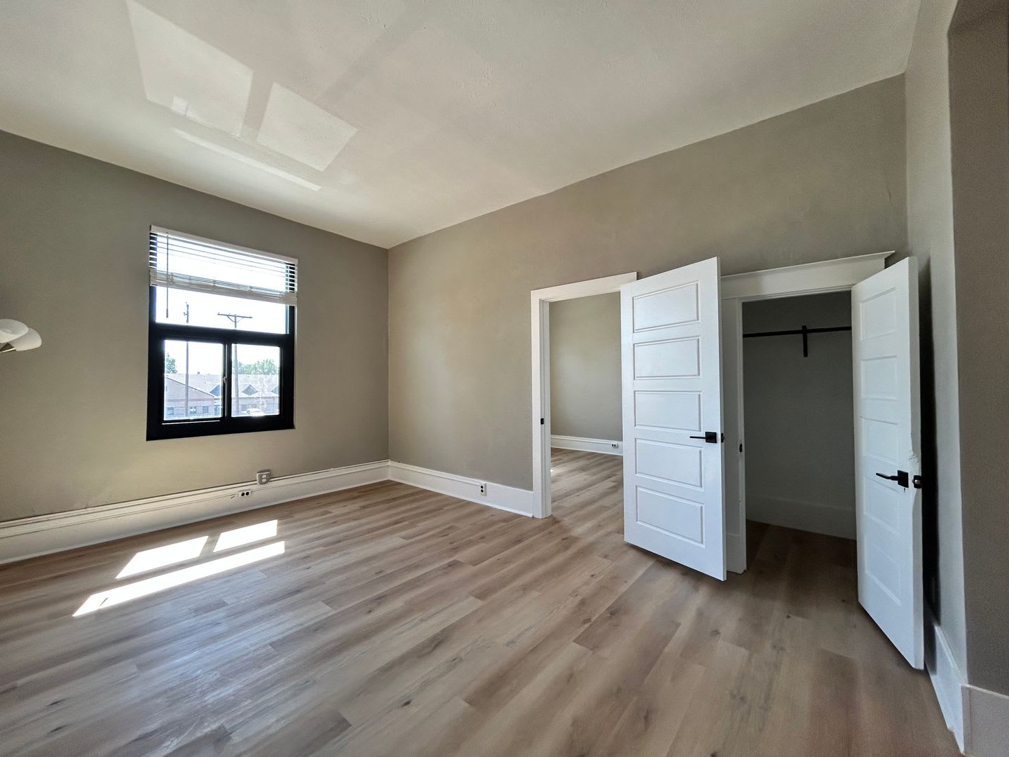Bright 2nd Floor Apartment on 3rd Street -- Utilities Included! – photo 5