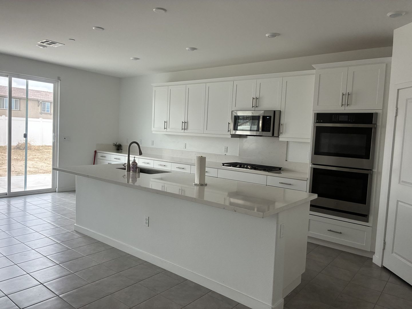 Spacious 4-Bedroom Single-Story Home with Large Backyard – photo 4