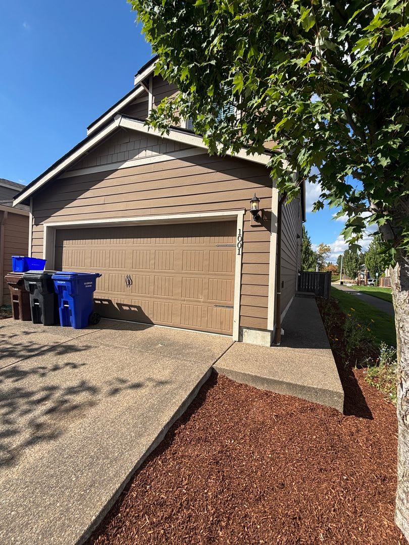 Four Bedrooms! Fenced yard, close to parks and shops, Two car garage – photo 1