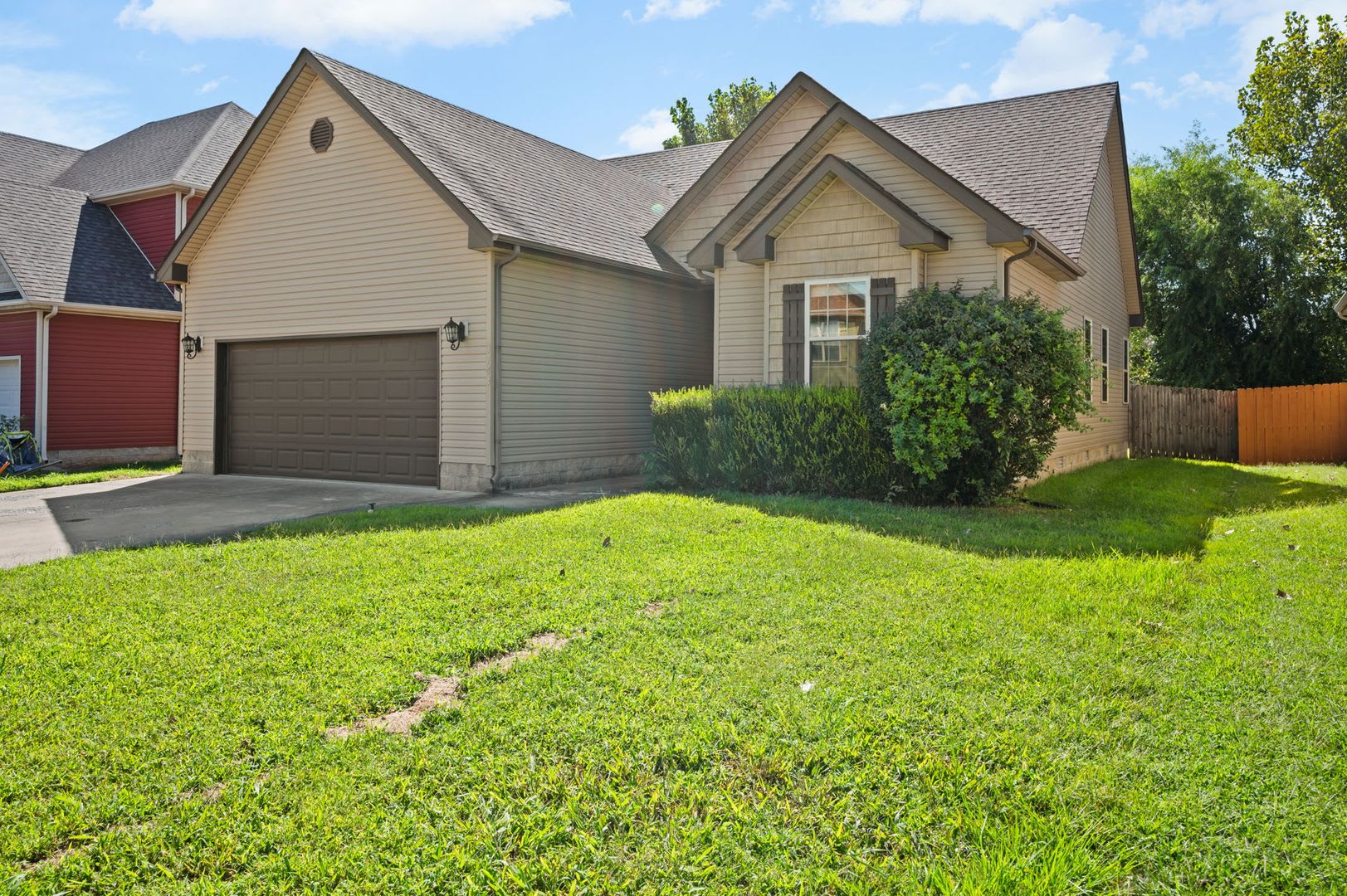 Single Family Home With High Ceilings And Covered Back Deck – photo 3
