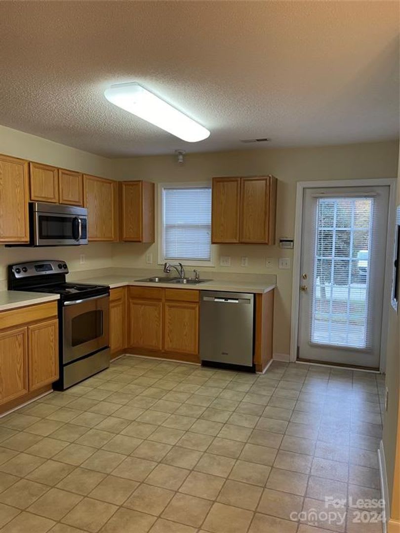 Charming 2 Bedroom Townhouse with Included Lawncare – photo 3