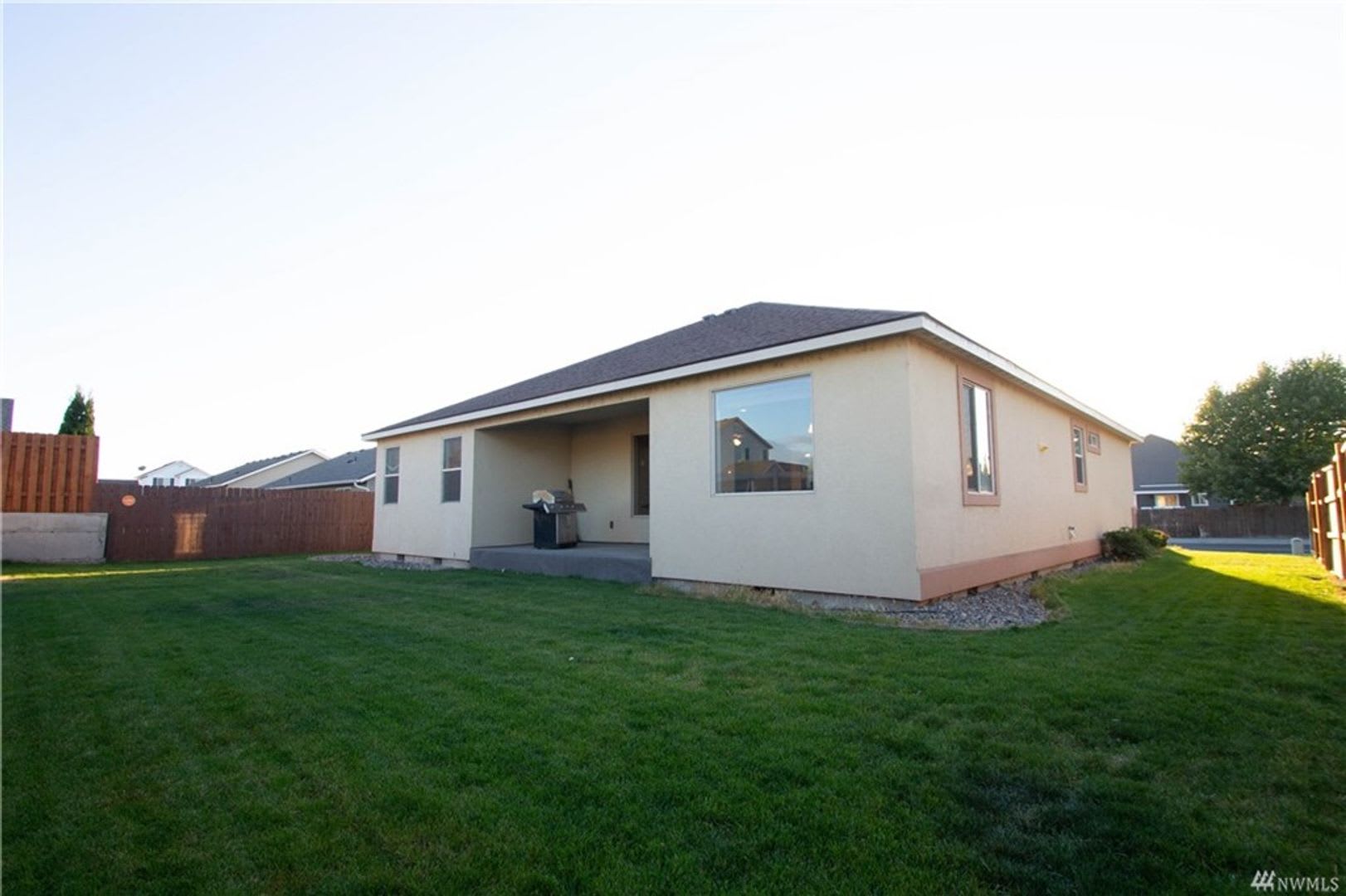 Beautiful 3 Bed 2 Bath Stucco Home In A Newer Area Of Homes Just Down The Street From Park Orchard Elementary – photo 3
