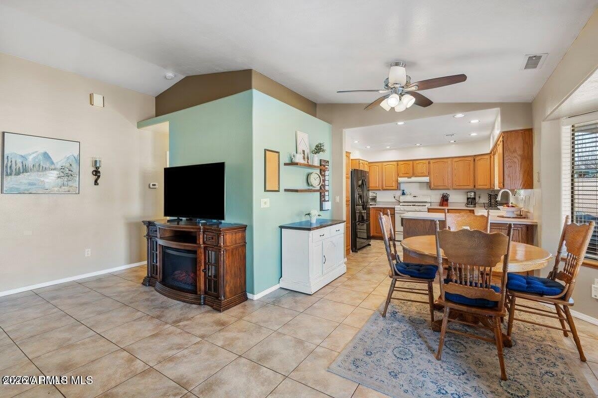 3900 N TAYLOR Drive – photo 3