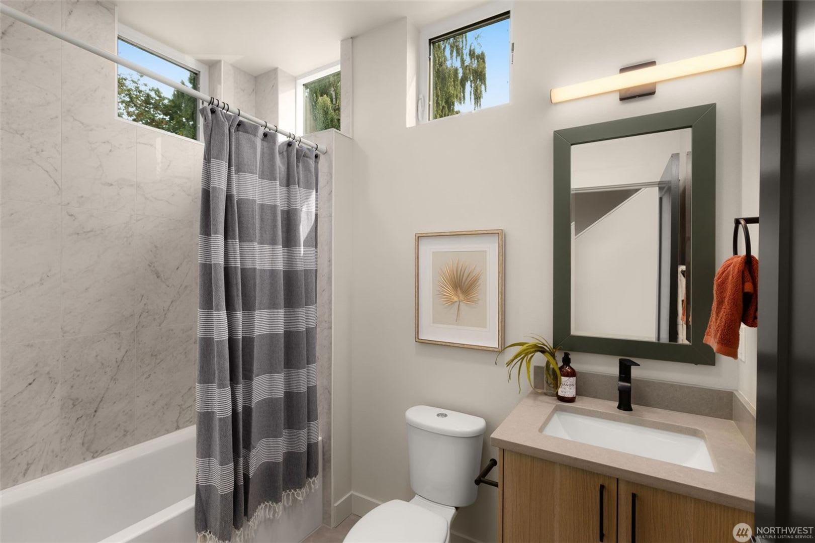 Brand New Live Work Unit In Heart Of Madrona – photo 4
